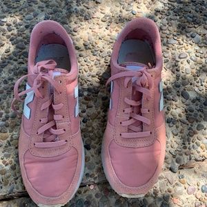 New Balance tennis shoes
